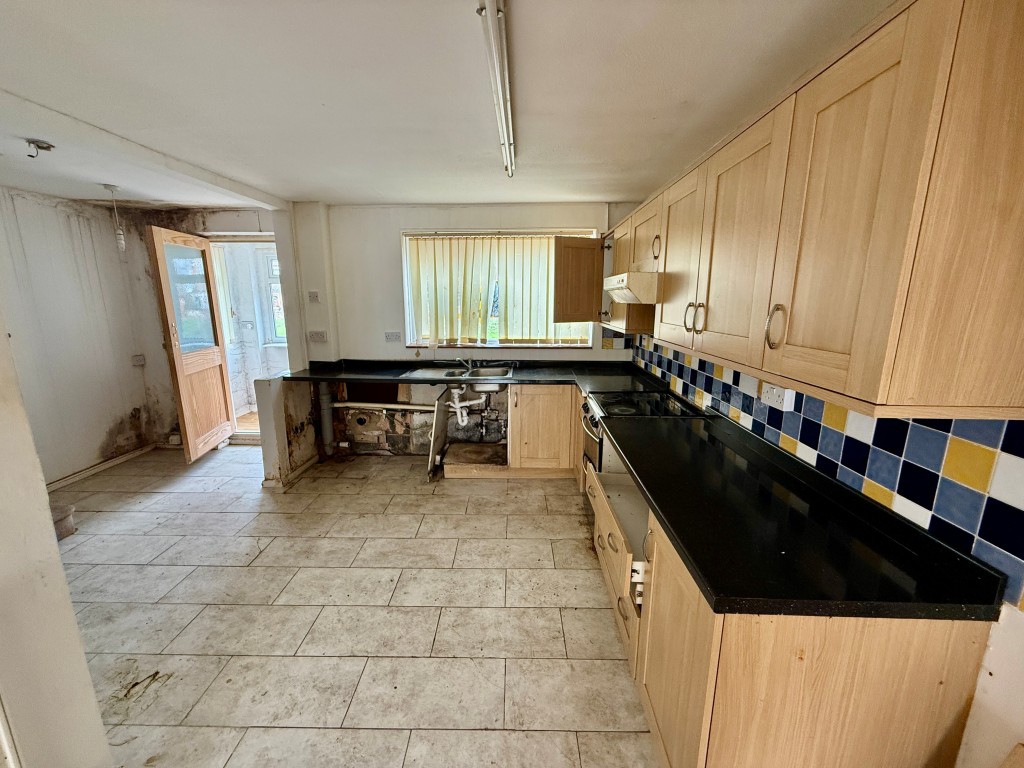 Lot: 59 - THREE-BEDROOM HOUSE FOR IMPROVEMENT - Kitchen